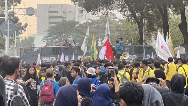 Demo BEM SI di Medan Merdeka Selatan, Mahasiswa Lempar Botol ke Arah Polisi