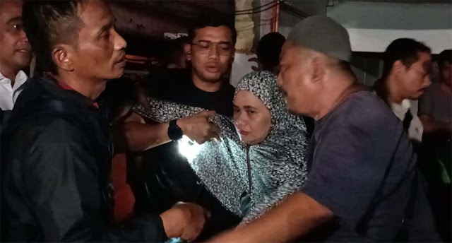 Emak-Emak Histeris Terobos Barikade Damkar di Taman Puring: Anak Saya di Dalam!