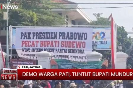 Massa Demo Pati Bentangkan Spanduk untuk Prabowo: Pecat Bupati Sudewo atau Gerindra Diboikot!
