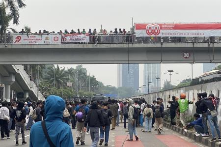 Demo di Depan Gedung DPR Ricuh, Polisi Pukul Mundur Massa!