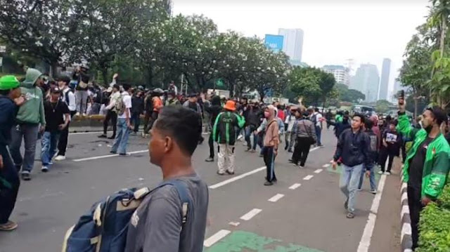 Detik-detik Hujan Batu Warnai Unjuk Rasa Bubarkan DPR RI