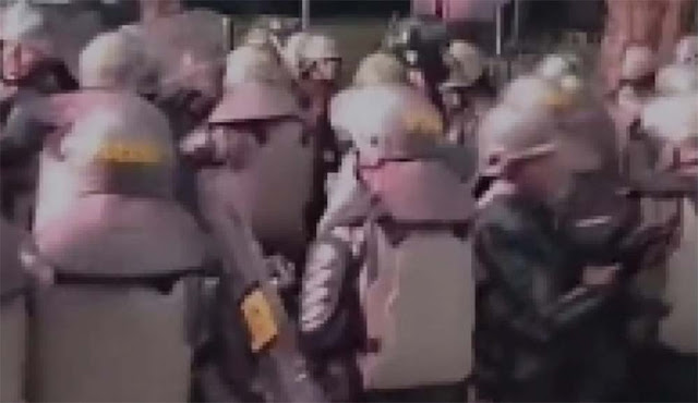 Live TikTok Rekam Aksi Beringas Puluhan Polisi Keroyok Pendemo Tanpa Ampun: Woi Mati Tuh Anak Orang!