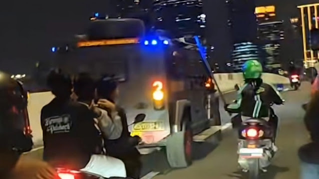 Kabur Usai Lindas Ojol, Rantis Brimob Dikejar Massa hingga ke Atas Flyover Tanah Abang