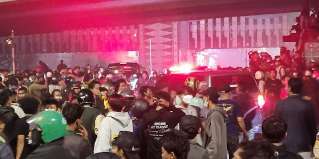 Ambulans Lalu Lalang Selamatkan Demonstran di Mako Brimob Kwitang