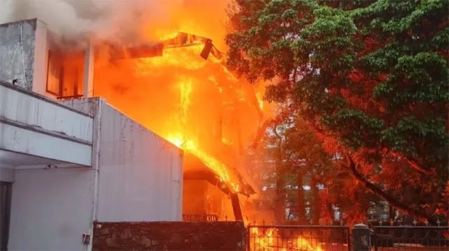 Anarki di Demo DPRD Jabar: Massa Bakar Rumah Diduga Tempat Polisi Sembunyi Hingga Warga Terjebak