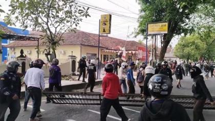 Demo Ricuh di Grobogan, Kantor DPRD hingga Polsek Jadi Sasaran Amuk Massa