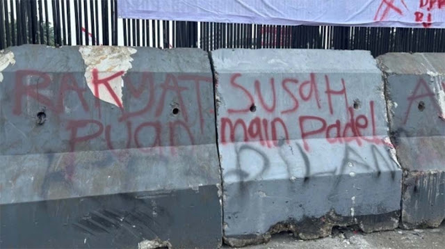 Rakyat Susah, Puan Main Padel, Sisa Amarah Demo Ricuh Terpampang di Dinding Gedung DPR