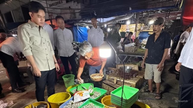 Jadi Sorotan! Seorang Wapres Gibran Tinjau Pasar Cipulir Malam Hari, Tiru Gaya Sang Ayah Jokowi?