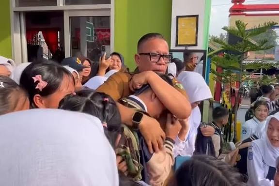 Viral Kepsek di Prabumulih Dicopot Diduga usai Tegur Anak Wali Kota Bawa Mobil ke Sekolah