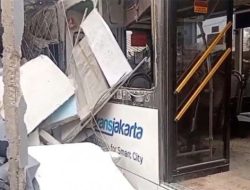 Bus Transjakarta Pagi-pagi Buta Tabrak 4 Ruko di Cakung Jaktim, Banyak Korban!