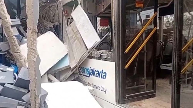 Bus Transjakarta Pagi-pagi Buta Tabrak 4 Ruko di Cakung Jaktim, Banyak Korban!