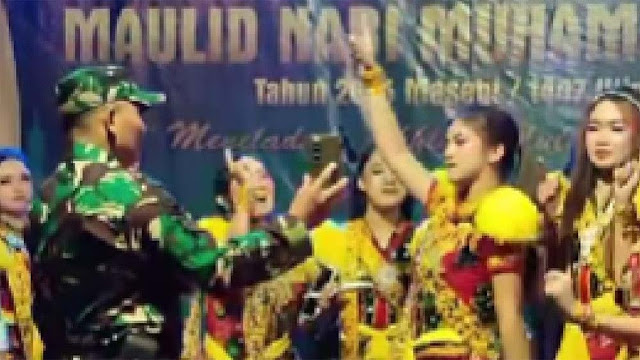 Viral Aksi Joget Oknum TNI di Acara Maulid Nabi, Panitia: Maaf Kami Lupa Lepas Banner
