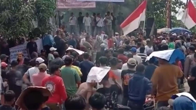 Aksi Demo Warga Bogor Minta Tambang Tetap Buka, Publik Menduga Ada Penumpang Gelap di Balik Massa