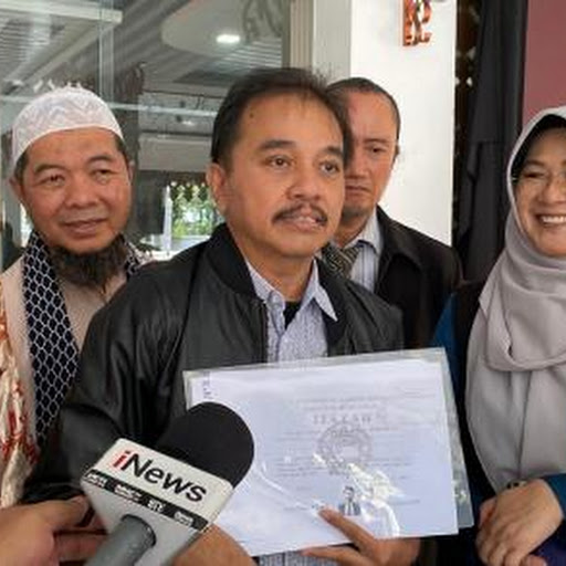 Terungkap! Ini Alasan Roy Suryo Ziarah ke Makam Ayah dan Ibu Jokowi