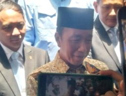 Ditanya Utang Kereta Cepat Whoosh, Jokowi Bungkam dan Cuma Tersenyum