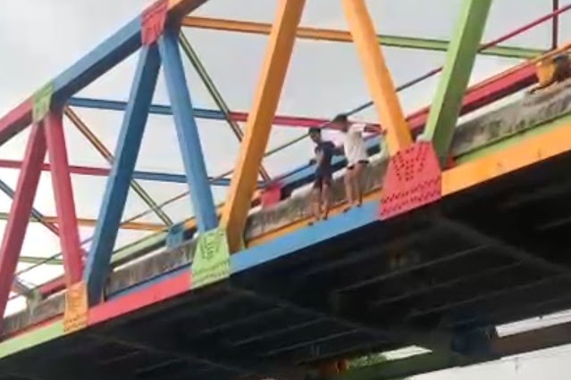 Viral! Dua Bocah Bikin Konten Lompat dari Jembatan Sungai Gung Tegal Malah Tewas