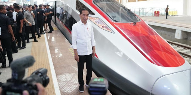 Proyek Kereta Cepat Whoosh Warisan Jokowi Terbukti Membebani Negara