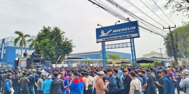 Ratusan Karyawan Pabrik Ban di Bekasi Kena PHK Massal