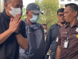 Pakai Topi dan Masker, Bupati Ponorogo Sugiri Sancoko Digelandang ke Gedung KPK