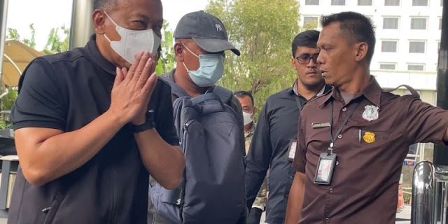 Pakai Topi dan Masker, Bupati Ponorogo Sugiri Sancoko Digelandang ke Gedung KPK