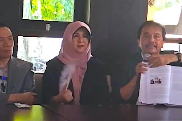 Kasus Ijazah Jokowi, Roy Suryo Bawa Buku White Paper ke Polda Metro