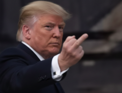 Trump Acungkan Jari Tengah ke Pekerja: Janji Arsip Epstein Dipertanyakan