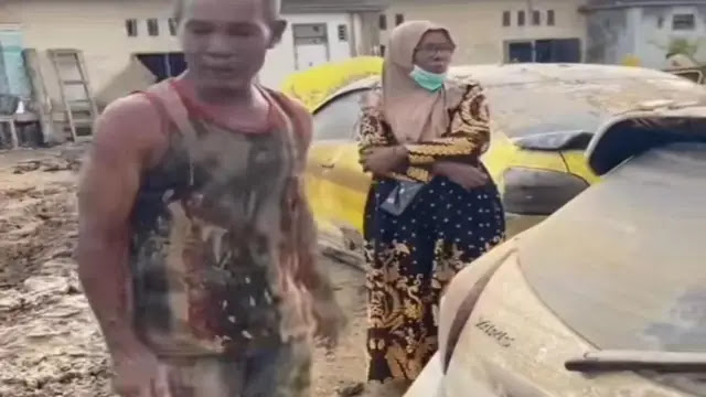 Viral! Numpang Parkir Hindari Banjir Dipalak Rp750 Ribu, Mobil Tetap Terendam