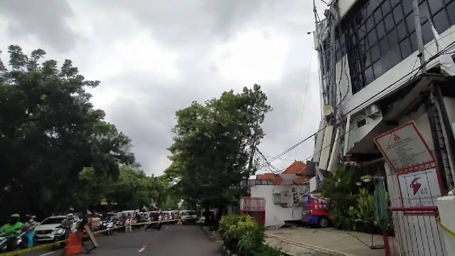Tower Seluler Ambruk di Surabaya: Hantam Atap Sekolah & Mobil, Begini Kronologinya