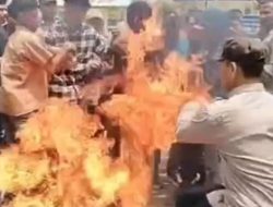 Viral Aksi Polisi Tendang Ban Terbakar Saat Demo, 5 Mahasiswa Luka Bakar di Muna Barat