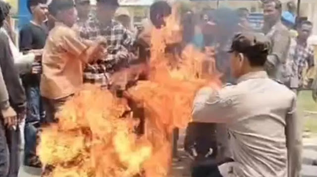 Viral Aksi Polisi Tendang Ban Terbakar Saat Demo, 5 Mahasiswa Luka Bakar di Muna Barat