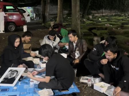 Karina Ranau Sahur di Makam Epy Kusnandar, Viral dan Tuai Pro Kontra: Jangan Ditiru