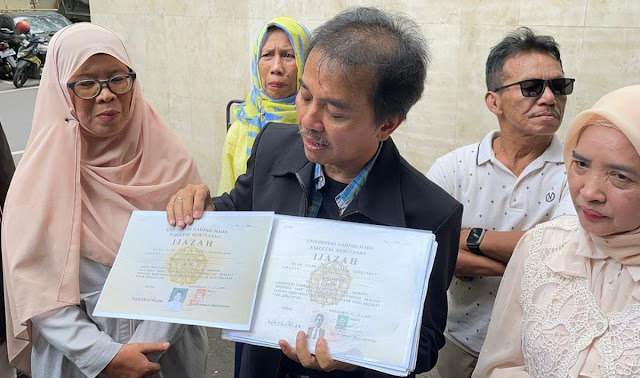 Roy Suryo Klaim 99,9% Ijazah Jokowi Palsu, Ini Bukti Perbedaannya dengan Asli UGM