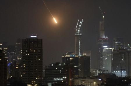 Iran Serang Israel: Rudal Hantam Bnei Brak, Korban Jiwa & Eskalasi Konflik