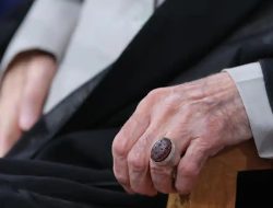 Makna Cincin Ayatullah Ali Khamenei: Ukiran Ayat QS. Asy-Syuara 62 dan Tradisi Syiah