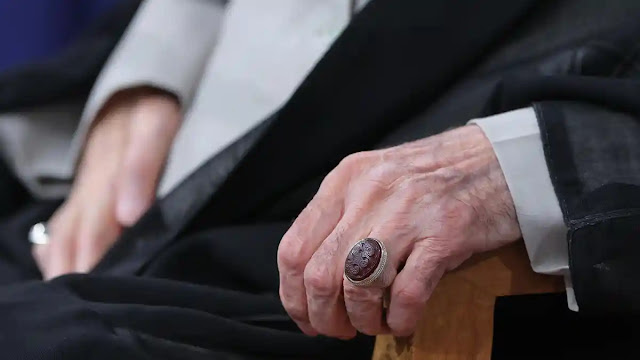 Makna Cincin Ayatullah Ali Khamenei: Ukiran Ayat QS. Asy-Syuara 62 dan Tradisi Syiah