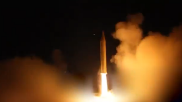 Iran Luncurkan Rudal Khorramshahr-4 ke Tel Aviv: Spesifikasi, Klaim Serangan & Analisis