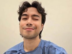 Vidi Aldiano Meninggal Dunia: Penyebab, Unggahan Terakhir & Ucapan Duka Artis