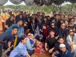 Pemakaman Vidi Aldiano di TPU Tanah Kusir: Daftar Artis dan Sahabat yang Hadir