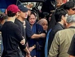 Prosesi Haru Pemakaman Vidi Aldiano di TPU Tanah Kusir, BCL & Vincent Rompies Hadir