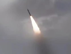 Iran Luncurkan Rudal ke Israel: Operasi True Promise IV, Dampak & Analisis Terkini 2024