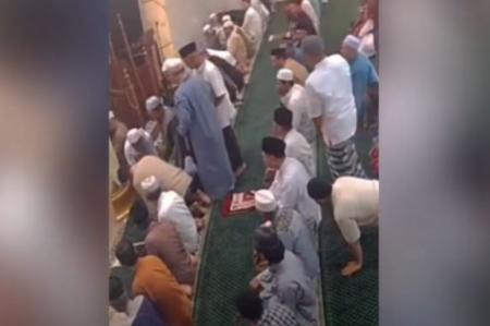 Muadzin Meninggal Saat Sujud Tarawih di Depok, Rekam CCTV Viral