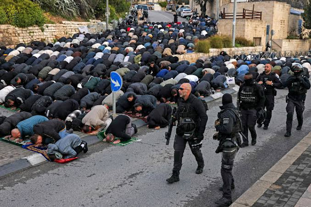Israel Serang Jamaah Sholat Idul Fitri di Al-Aqsa dengan Gas Air Mata: Pelanggaran HAM dan Seruan Solidaritas