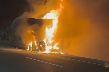 Bus Jemaah Umrah Indonesia Terbakar di Arab Saudi, 24 WNI Selamat | Kronologi & Fakta