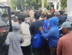 Ratusan Warga Takalar Ricuh, Pagar Kantor Bupati Dirubuhkan Tolak Kawasan Industri