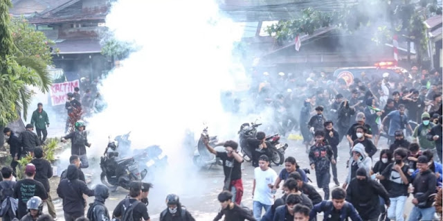 Rakyat Kaltim Jebol Pagar DPRD: Amarah Mengguncang Gedung Wakil Rakyat