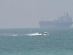 Dua Kapal Kargo AS Terdampar di Selat Hormuz, Iran Bantah Klaim Centcom Berhasil Bebaskan Kapal