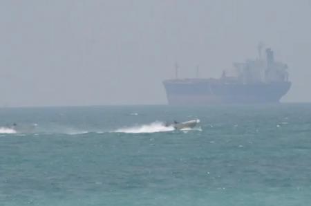 Dua Kapal Kargo AS Terdampar di Selat Hormuz, Iran Bantah Klaim Centcom Berhasil Bebaskan Kapal