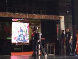 Puluhan Brimob Berjaga di Hayam Wuruk, Polisi Bongkar Kasus Judi Online Jaringan Internasional