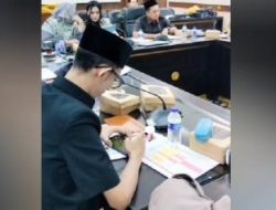 Anggota DPRD Jember Main HP dan Merokok Saat Rapat Stunting, Ketua Dewan Minta Maaf