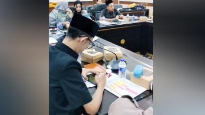 Anggota DPRD Jember Main HP dan Merokok Saat Rapat Stunting, Ketua Dewan Minta Maaf